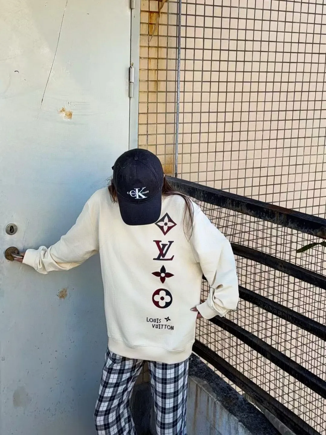 Louis Vuitton/Louis Vuitton 25Fw contrasting color four-flower embroidery crew neck sweatshirt